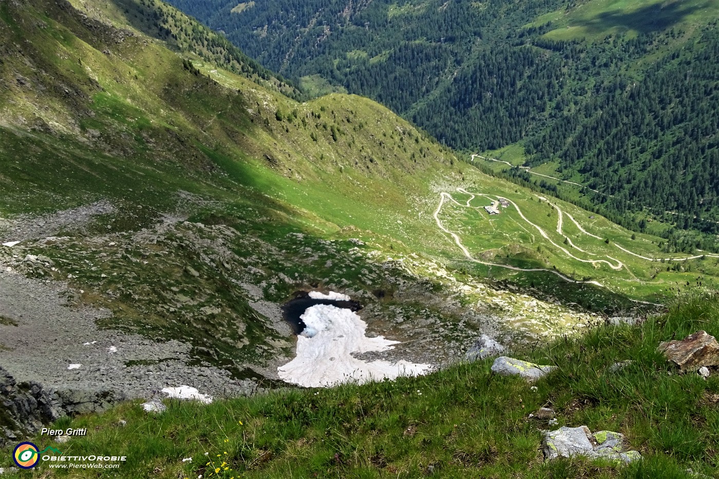 78 Vista a picco sul laghetto  e il Rif. Dordona in Val Madre.JPG